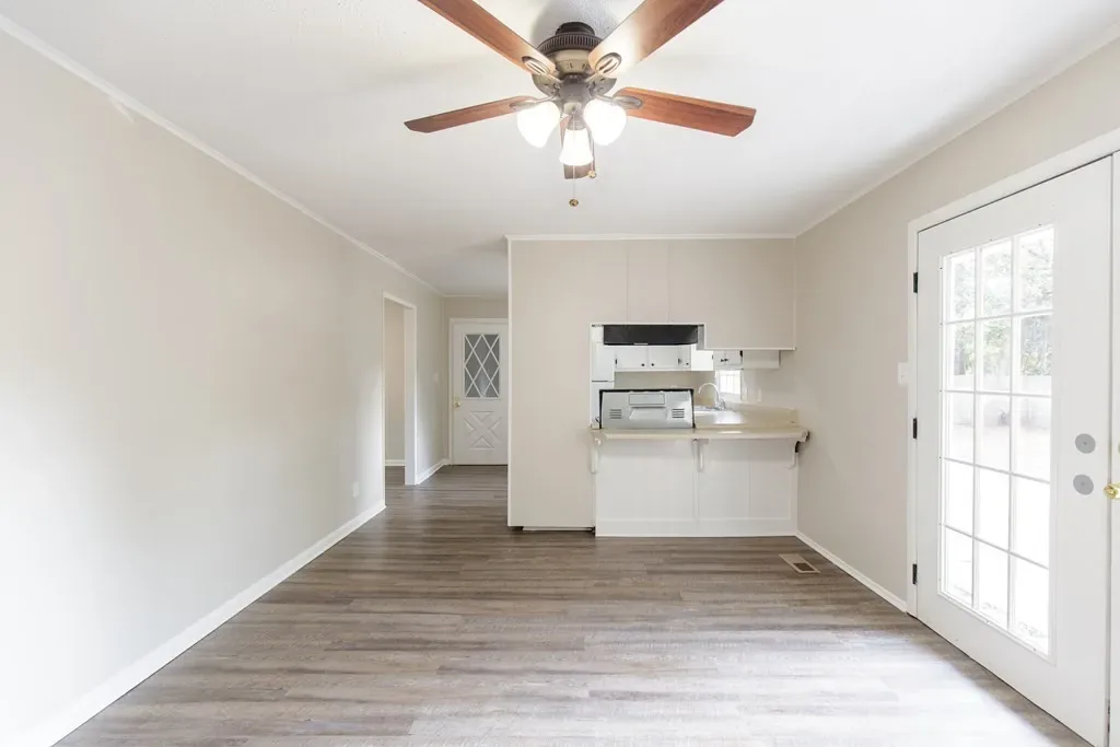 Dining area at 1211 Gornto Rd